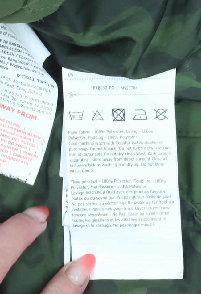 Close-up detail of Regatta boys’ green quilted bodywarmer jacket 9-10 years