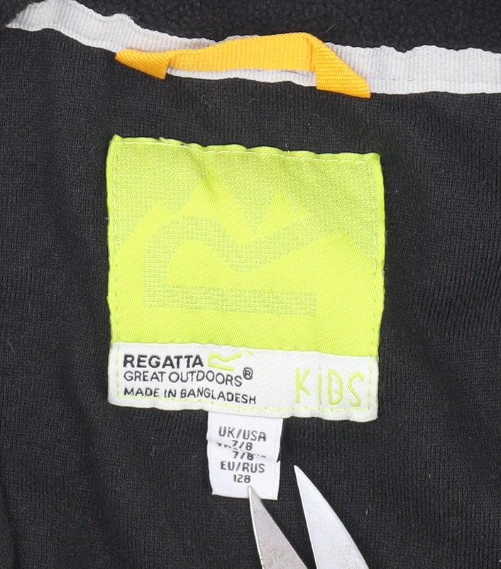Close-up detail of Regatta boys’ black fleece full zip sweatshirt 7-8 years