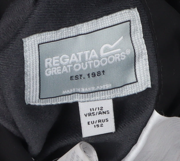 Close-up detail of Regatta boys’ black camouflage puffer jacket 11-12 years
