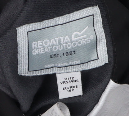 Close-up detail of Regatta boys’ black camouflage puffer jacket 11-12 years