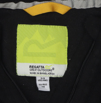 Close-up detail of Regatta boys’ black fleece 1/4 zip sweatshirt, size 6-7