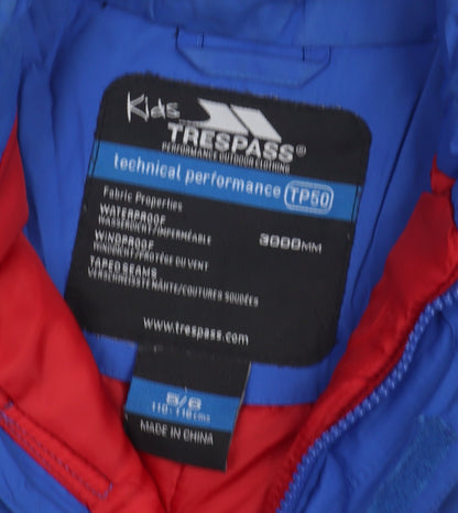 Close-up detail of Trespass boys’' blue puffer jacket, size 7, waterproof winter wear