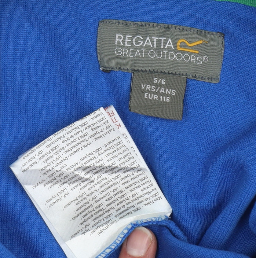 Close-up detail of Regatta boys’ blue fleece jacket 6 years lightweight full zip