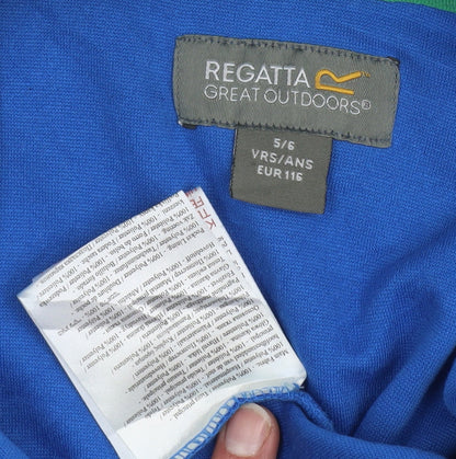 Close-up detail of Regatta boys’ blue fleece jacket 6 years lightweight full zip