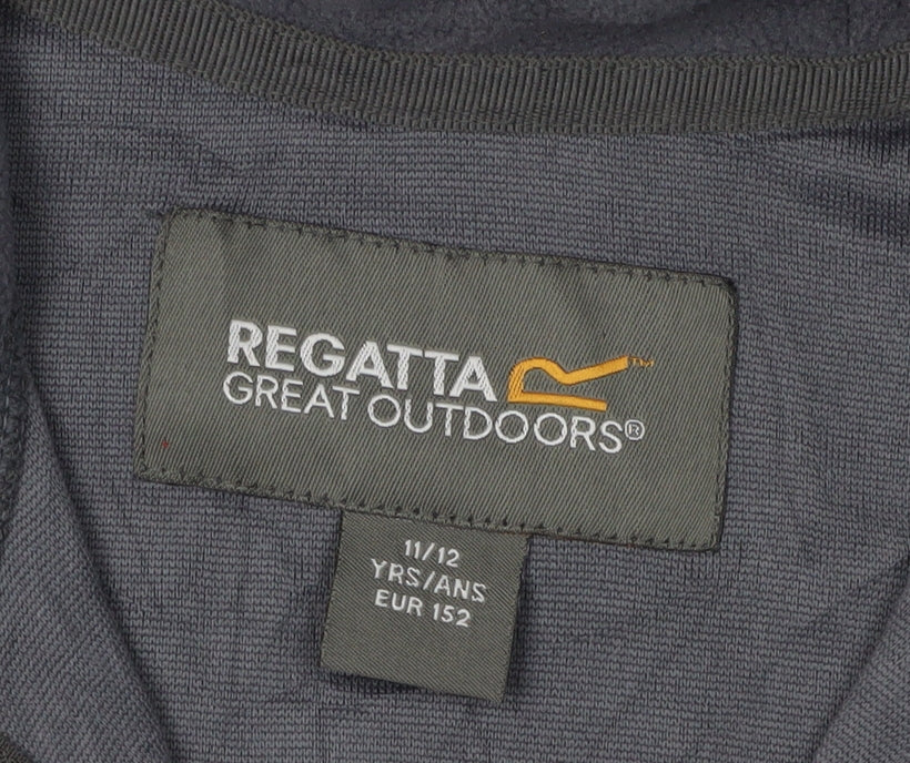 Close-up detail of Regatta boys’ grey fleece 1/2 zip sweatshirt 11-12 years
