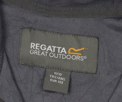 Close-up detail of Regatta boys’ grey fleece 1/2 zip sweatshirt 11-12 years