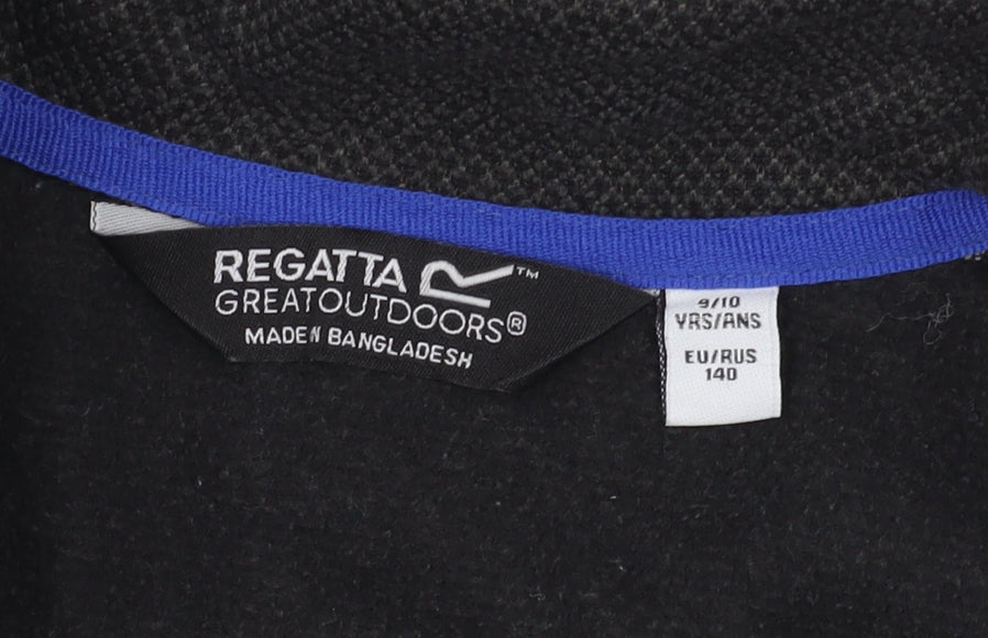 Close-up detail of Regatta boys’ black basic jacket 9-10 years outdoor casual