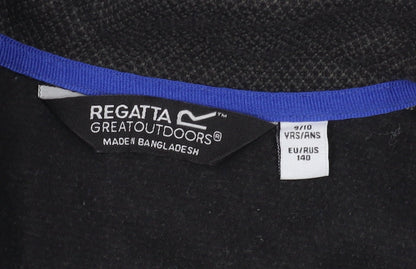 Close-up detail of Regatta boys’ black basic jacket 9-10 years outdoor casual