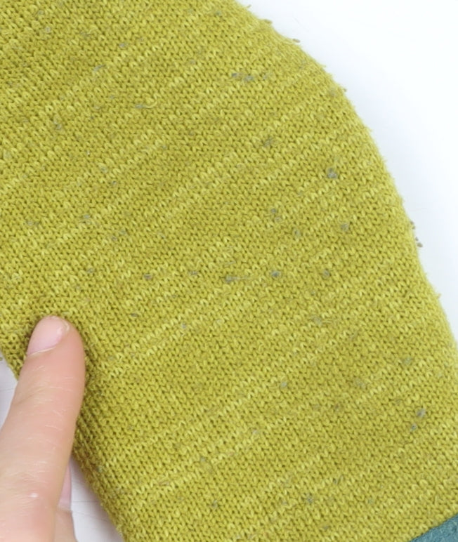 Close-up detail of Regatta boys’' green full zip hoodie 3-4 years