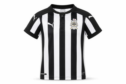 Front view of Puma boys’ football jersey black white stripe 9-10 years