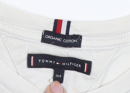 Close-up detail of Tommy Hilfiger boys’ white logo t-shirt 164 - basic crew neck short sleeve