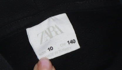 Close-up detail of Zara boys’ black graphic print pullover hoodie, size 10