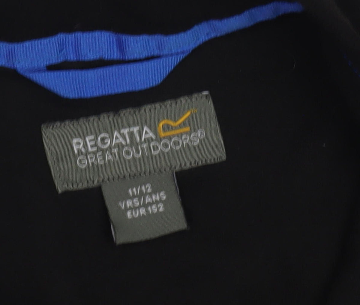 Close-up detail of Regatta boys’ black 1/2 zip sweatshirt 11-12 years outdoor