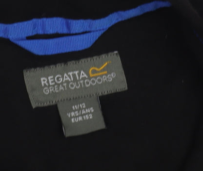 Close-up detail of Regatta boys’ black 1/2 zip sweatshirt 11-12 years outdoor