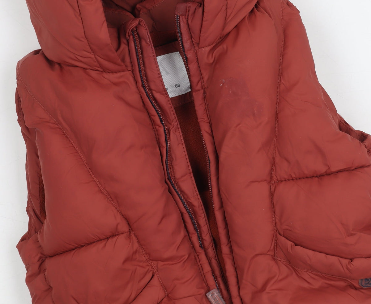 Close-up detail of Zara boys’ red puffer jacket 12-18 months hooded