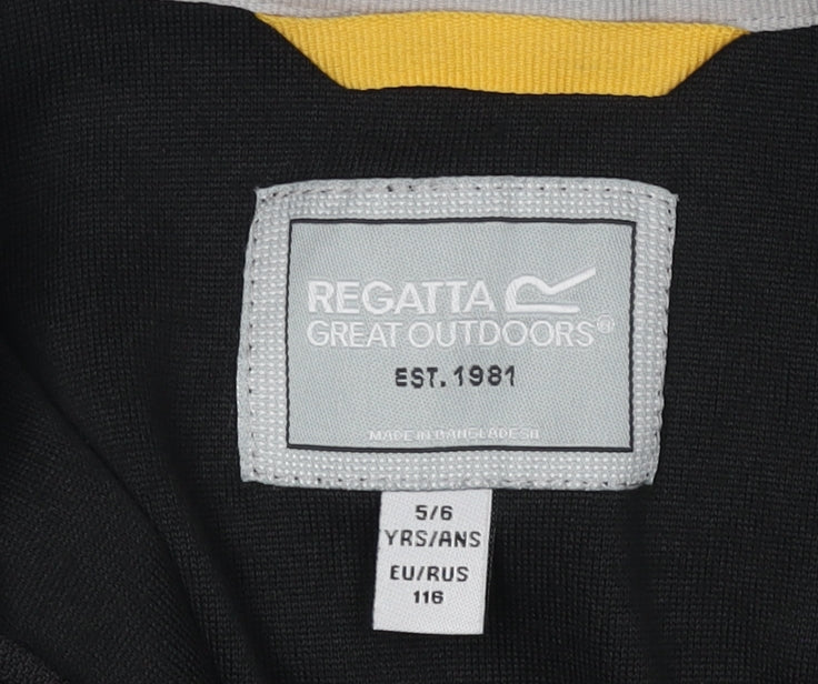 Close-up detail of Regatta boys’' black fleece 1/2 zip sweatshirt 5-6 years