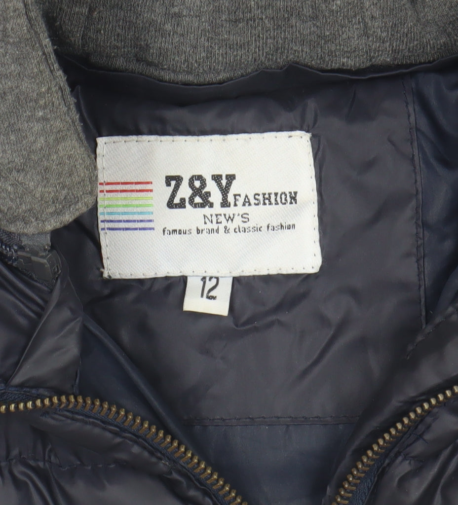 Close-up detail of Z&Y Fashion boys’ black puffer jacket with hood 12 years