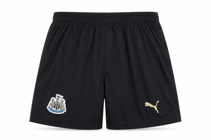 Front view of Puma boys’ black athletic shorts 176 black