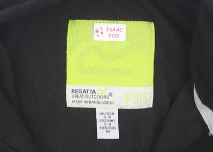 Close-up detail of Regatta boys’' black 5-6 years basic jacket, full zip