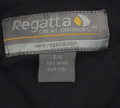 Brand and care label for Regatta boys’ black 5-6 yrs 1/2 zip sweatshirt