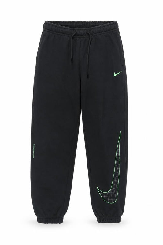 Front view of Nike boys’ black jogger trousers l - activewear sports pants
