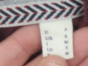 Close-up detail of ESPRIT Men's Red V-Neck jumper -, size S