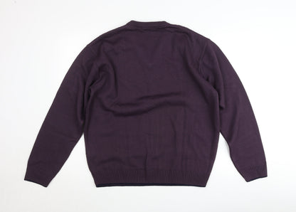Close-up detail of Dunnes Men’s Purple Medium V-Neck jumper Knit