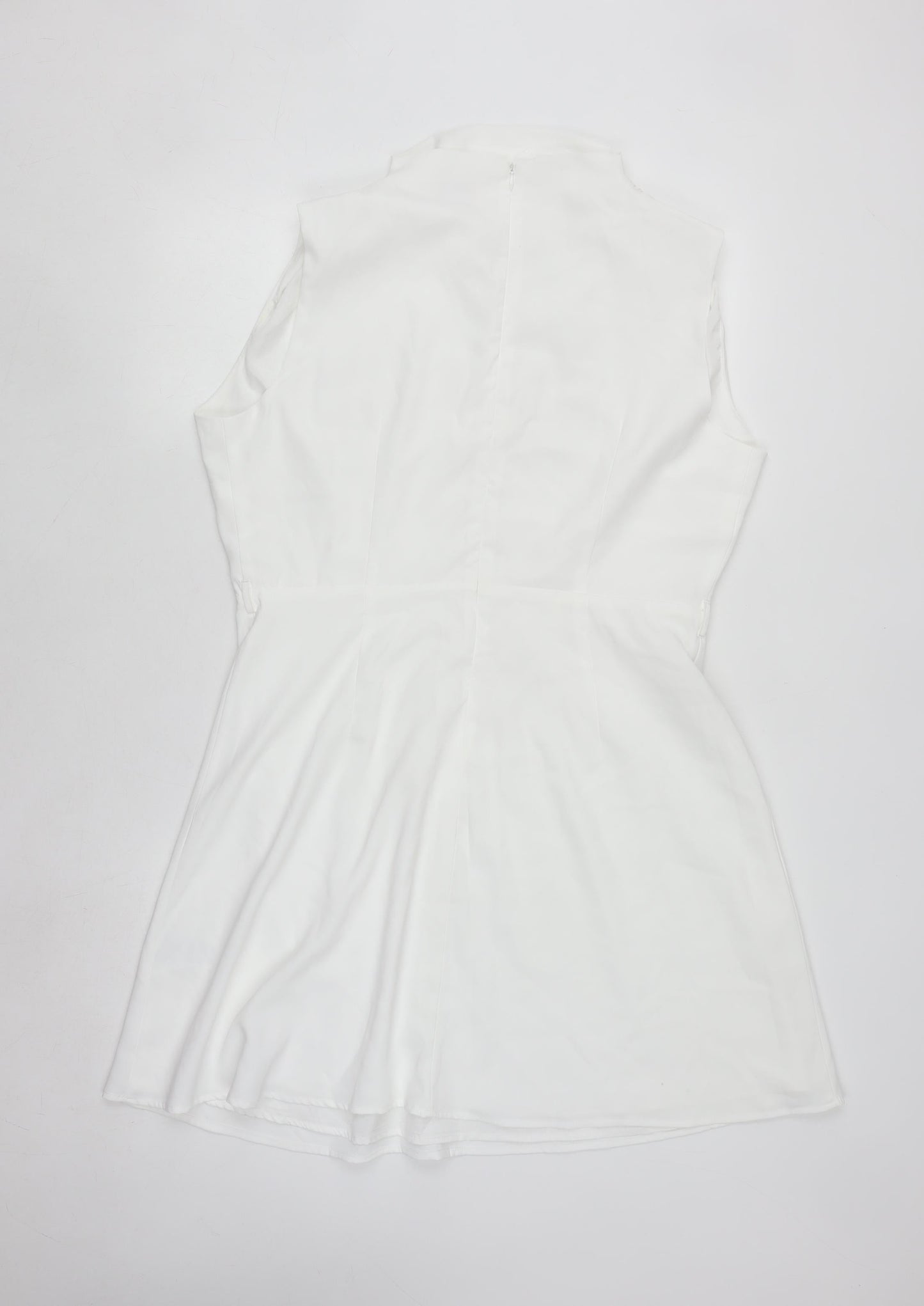Emily & Me Women White Size 16 A-Line Sleeveless Knee Length Dress
