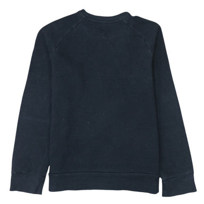 Brand and care label for Under Armour boys’ black fleece pullover sweatshirt, size 158, crew neck