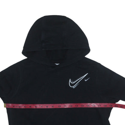 Back view of Nike boys’ black xl pullover fleece hoodie with logo print