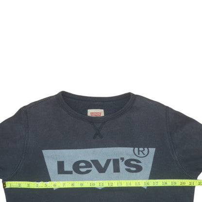 Close-up detail of Levi's boys’ black crew neck logo pullover sweatshirt 16 years