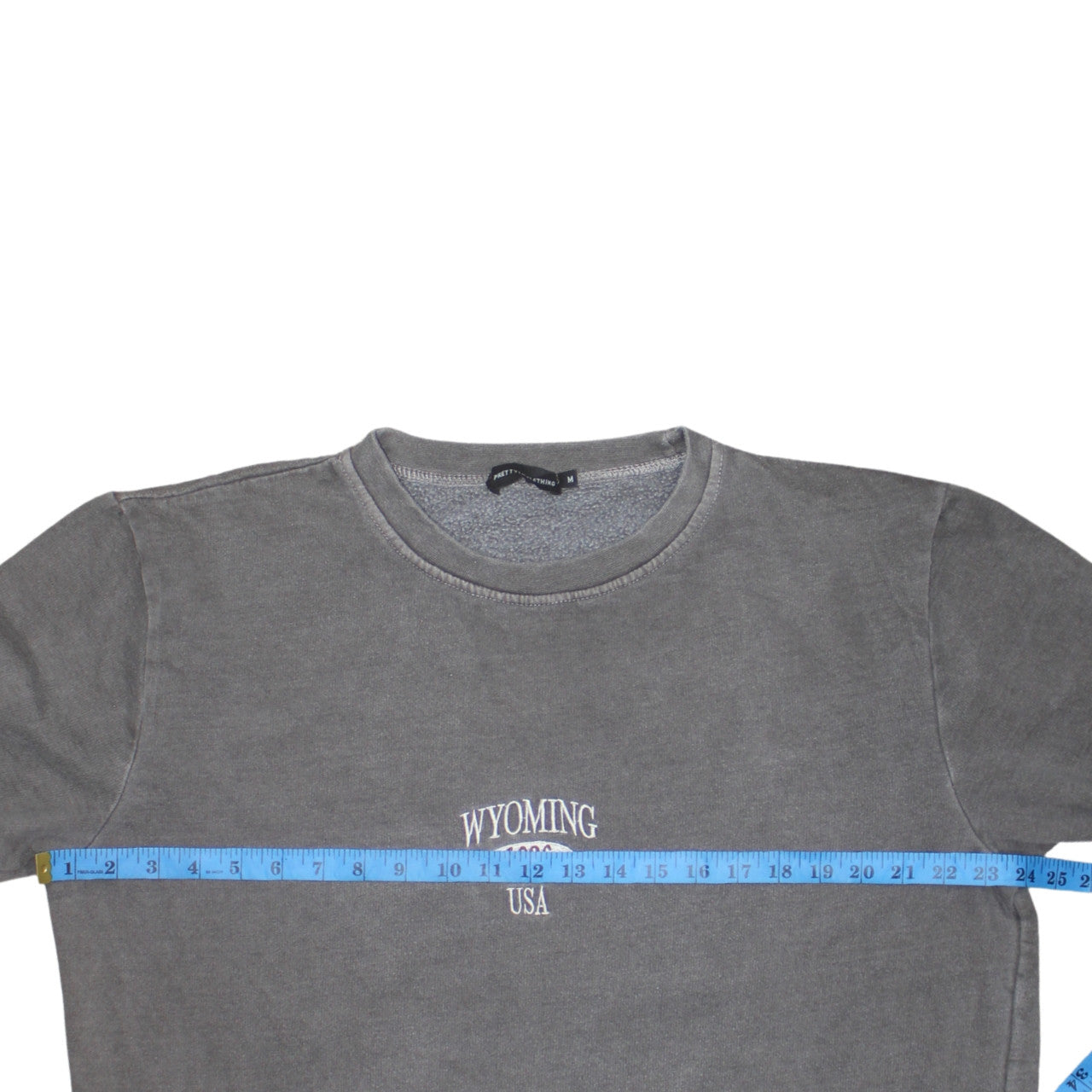 PrettyLittleThing Women Grey Pullover Sweatshirt Size M Wyoming 1986 USA Embroidered