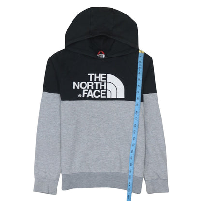 Close-up detail of The North Face boys’ grey & black pullover hoodie l logo sweatshirt