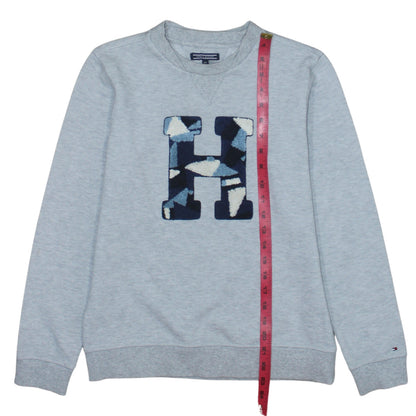 Close-up detail of Tommy Hilfiger boys’ grey pullover sweatshirt, size 164, crew neck logo