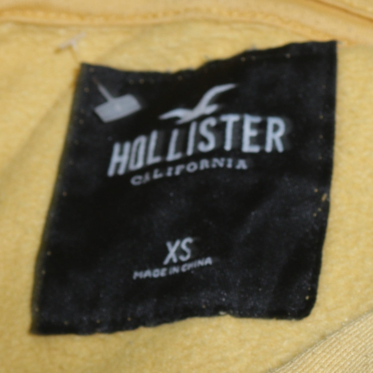 Hollister Mens Yellow Pullover Hoodie XS Logo Fleece Hooded Sweatshirt