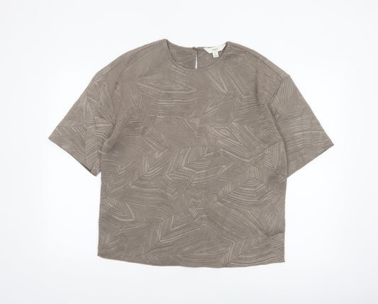 Prewornwholesale purple cropped slim fit active T-shirt with short sleeves and a high neckline.