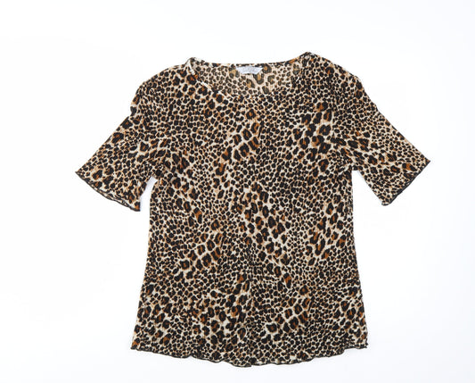 Prewornwholesale purple cropped slim fit active T-shirt with short sleeves and a high neckline.