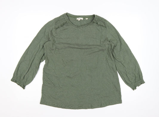 Prewornwholesale purple cropped slim fit active T-shirt with short sleeves and a high neckline.