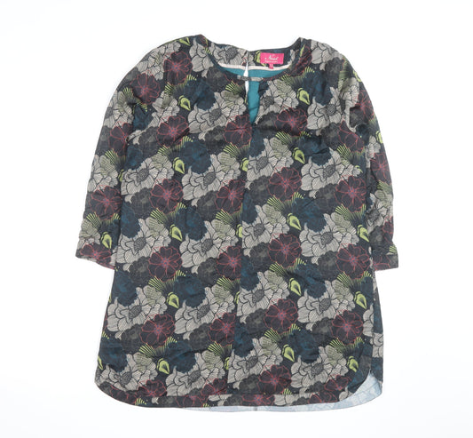 Prewornwholesale purple cropped slim fit active T-shirt with short sleeves and a high neckline.