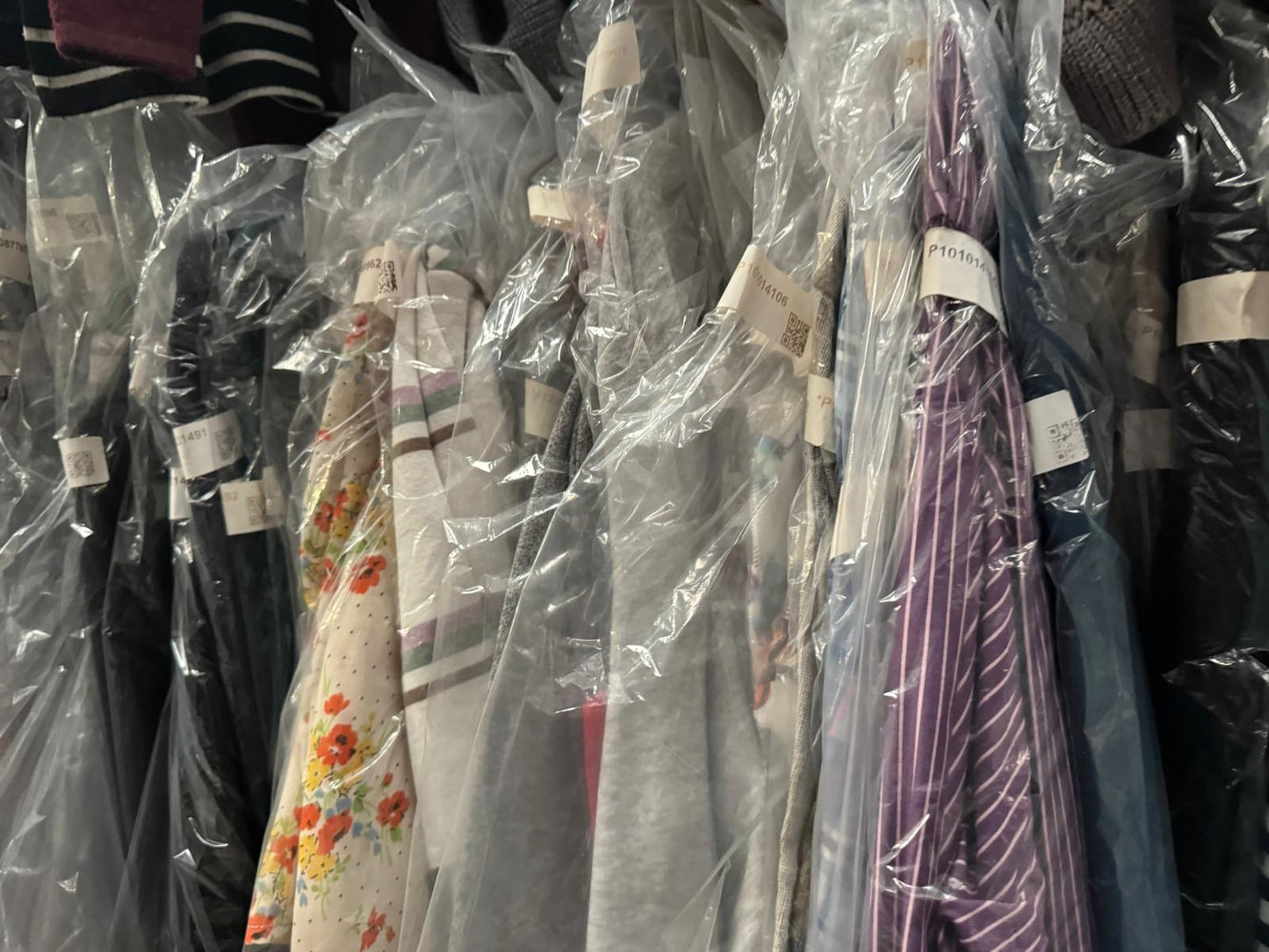 Wholesale Fashion Bundle – Used Clothing with Hangers Resale