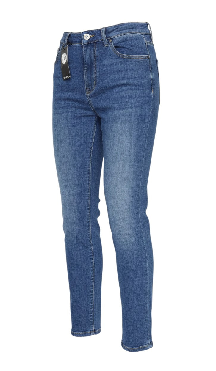 Prewornwholesale Boohoo blue high-rise mom jeans in 100% cotton denim with a classic five-pocket design.