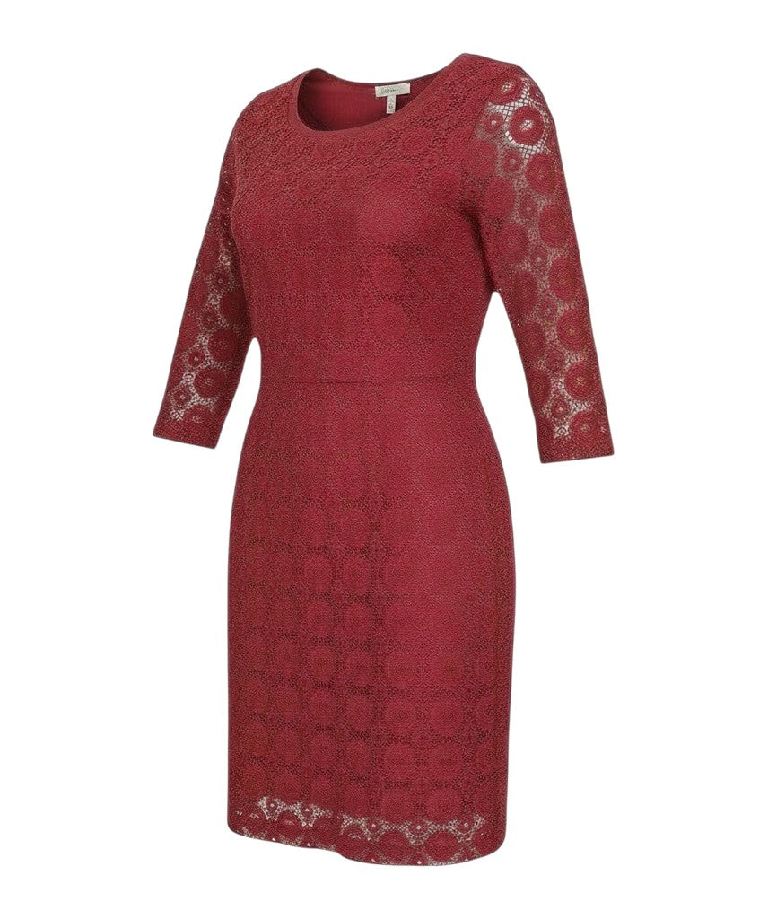 Prewornwholesale red lace shift dress with 3/4 sleeves and a scoop neckline, knee-length with a polyester lining.
